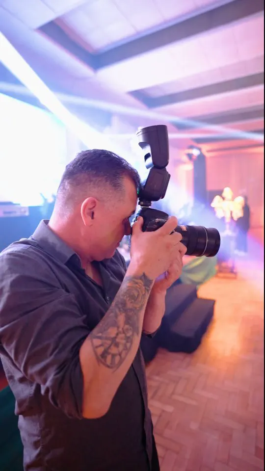 Marco fotografando em festa