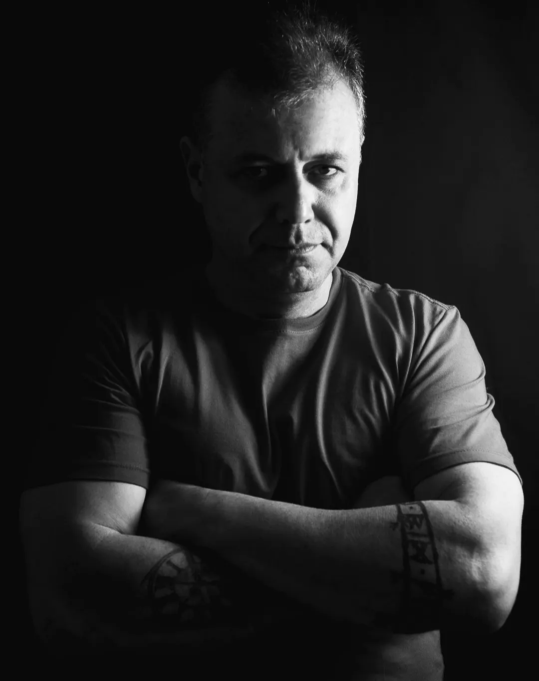 Marco Moscarelli de braços cruzados, retrato em preto e branco