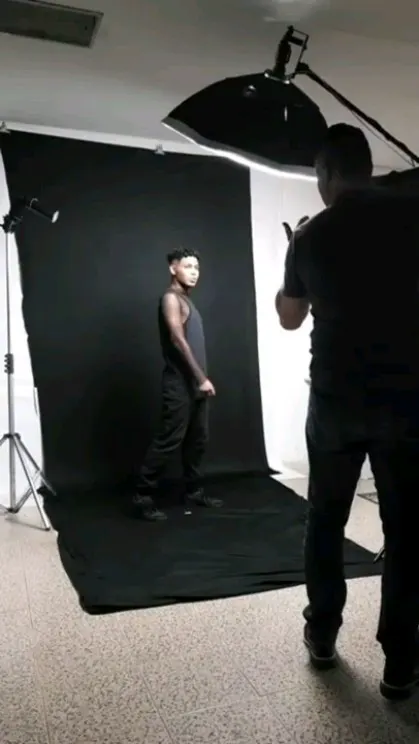 Marco fotografando no estúdio com fundo preto
