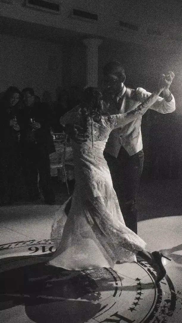Casal dançando em preto e branco