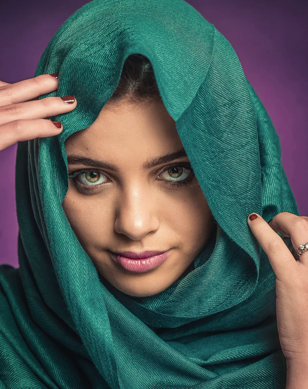 Retrato de mulher com lenço verde, olhar direto para a câmera