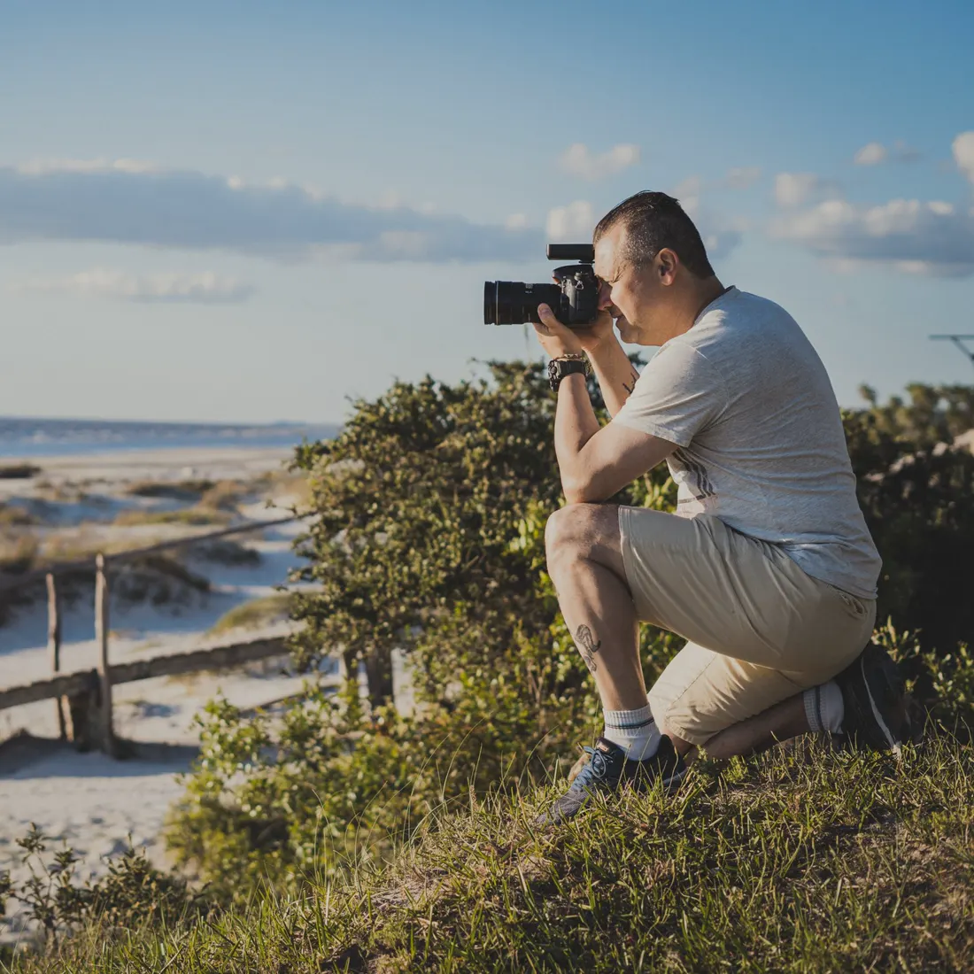 Marco fotografando na praia